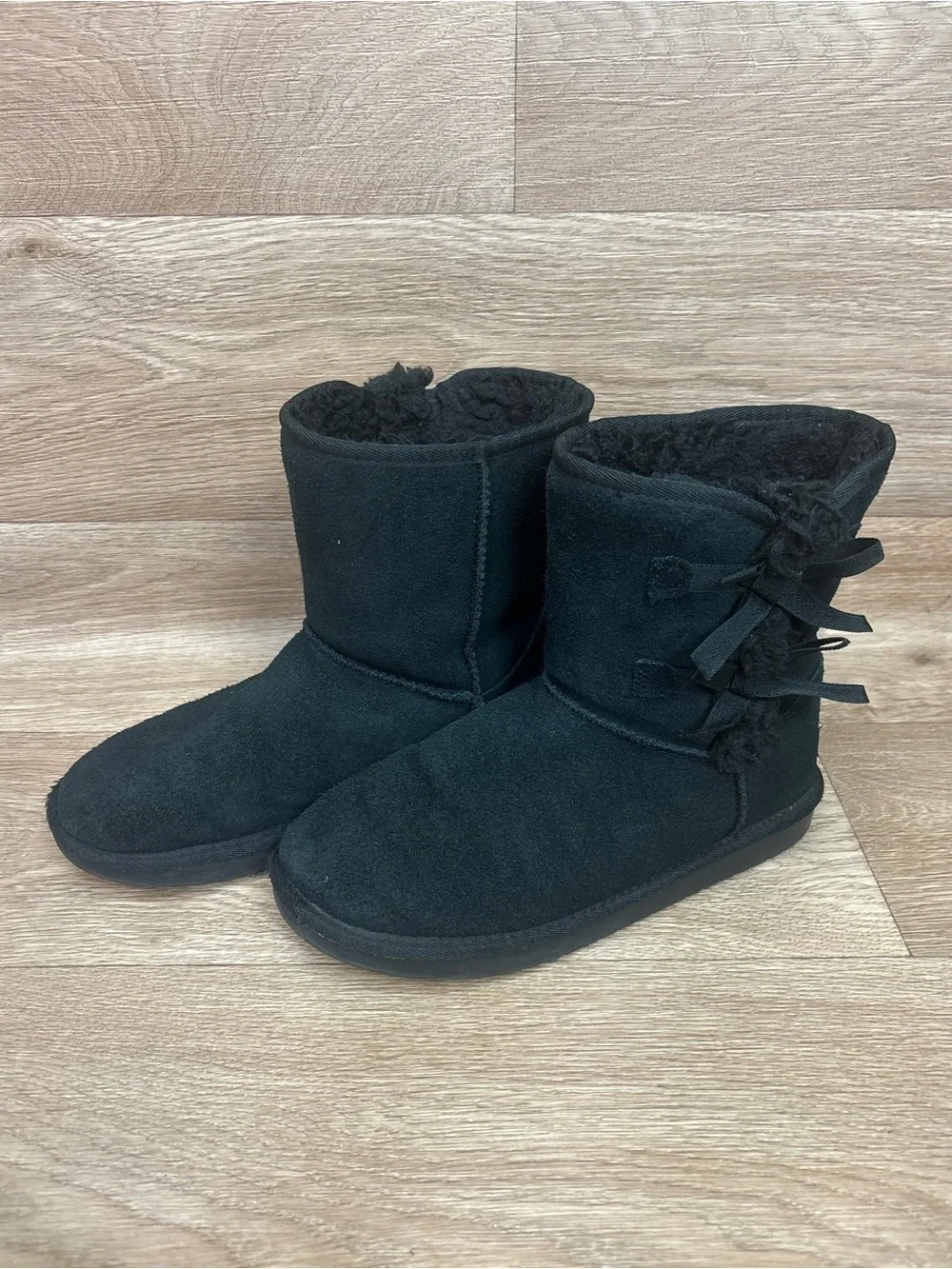 Koolaburra by UGGS Black Faux-Suede Winter Boots w/ Side Ribbon Bows kids size 5